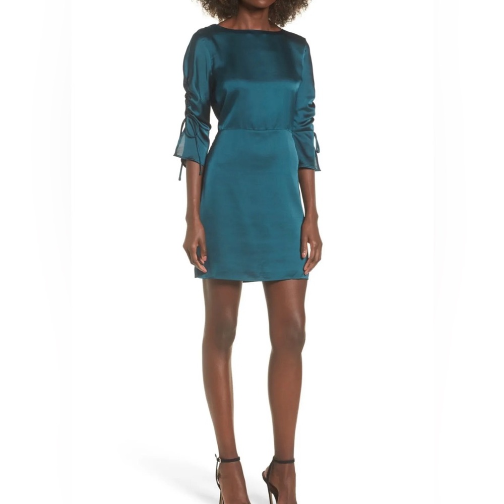 J.O.A. Tie-sleeve dress with back cutout. NWT size small
